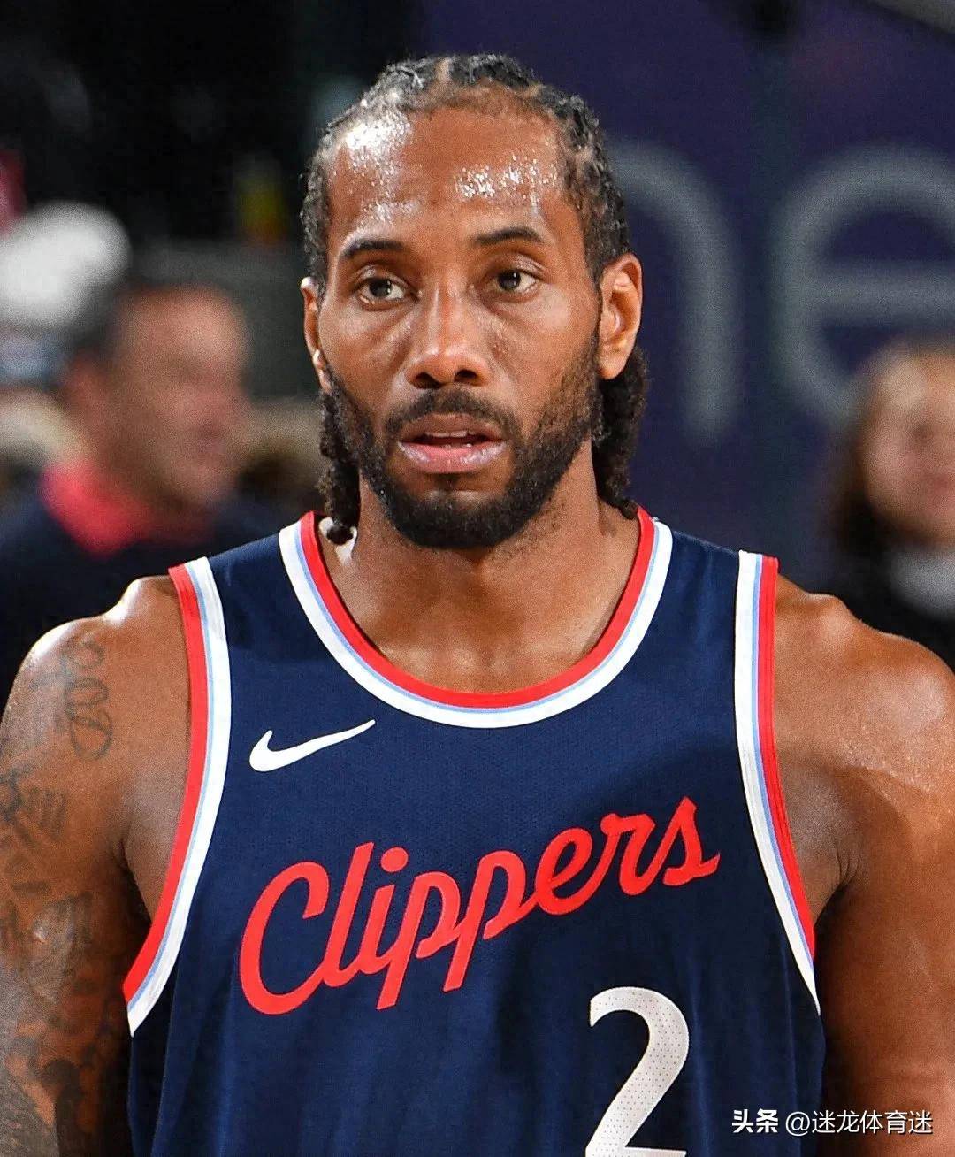 格雷米奥扳平后，主帅梅内塞斯与球迷发生口角并向其竖中指（格雷米奥追平后，主帅梅内塞斯与球迷争执并比中指）