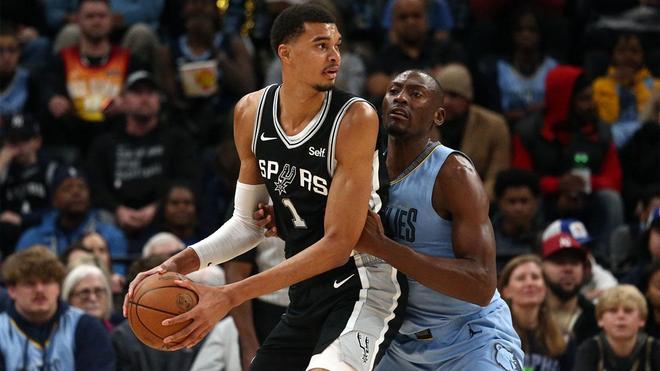 镜报：安菲尔德球迷因现场警报响起被暂时疏散，现已重新进场（镜报：警报触发安菲尔德球迷短暂撤离，现已恢复入场）