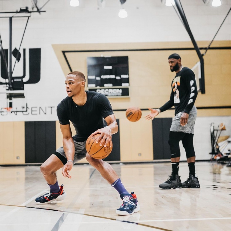 东契奇狂砍43分13助攻9篮板！打破哈登纪录，跃升现役第一（东契奇43分13助攻9篮板引爆全场！改写哈登纪录，升至现役第一人）