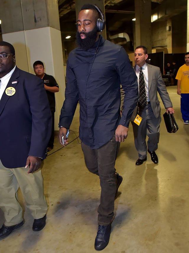 广东男篮主场负于山西，失误频繁，磨合不足，首战失利，需加强调整。（广东男篮主场不敌山西，失误过多磨合不畅，开门黑亟待调整）