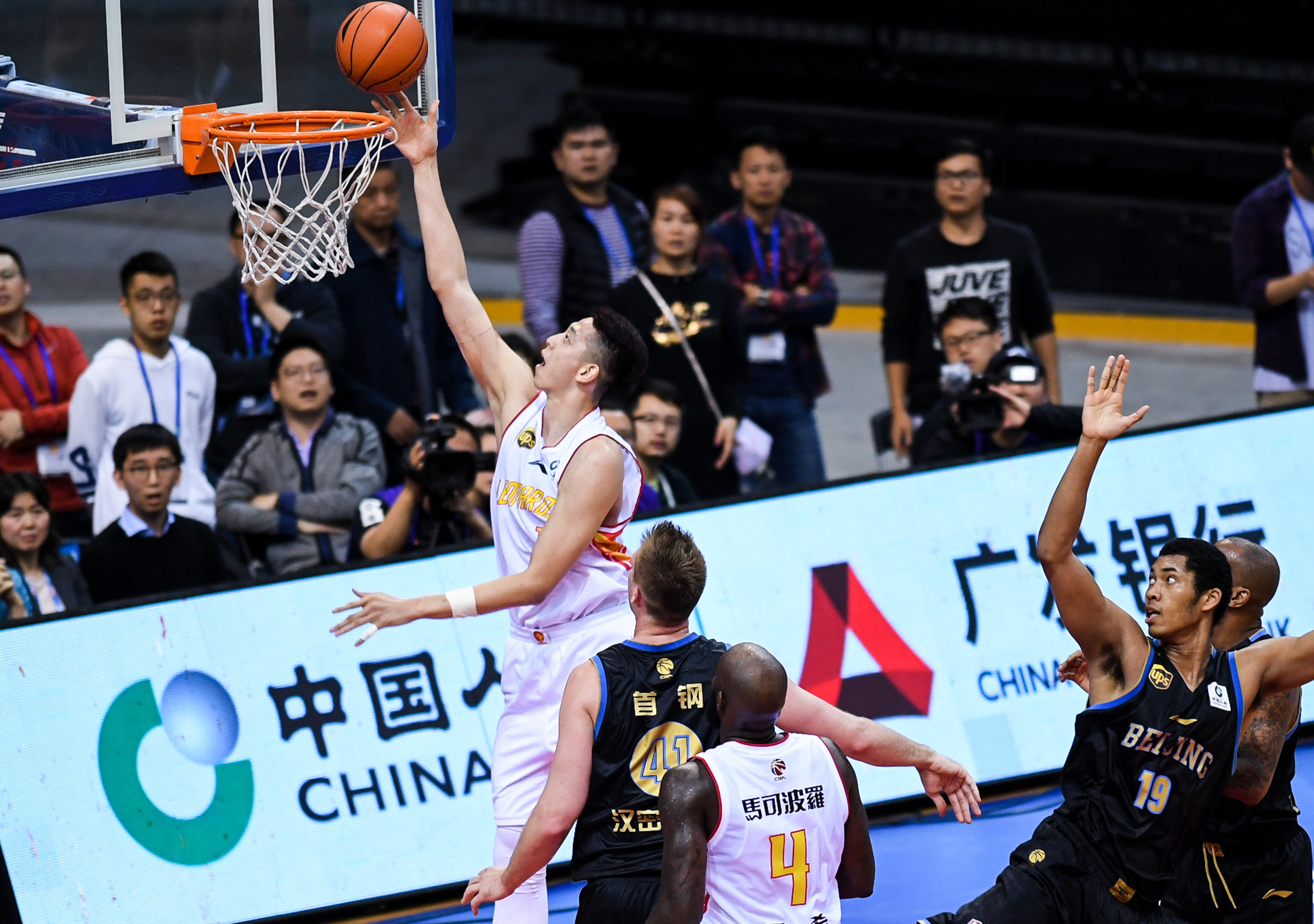 队报盛赞托万：现在他不仅是技术领袖，还是更衣室领袖（《队报》称赞托万：他已是场上技术核心，更是更衣室精神领袖）