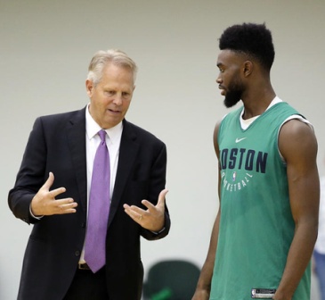 阿斯：皇马右后卫遭遇伤病危机，阿隆索或将征调卡斯蒂亚小将（阿斯：皇马右后卫线告急，阿隆索或提拔卡斯蒂亚小将）