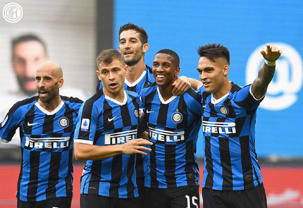 曼联本赛季在劫富济贫中表现突出，对阵强队全胜，但中下游球队难求一胜，有望争夺欧冠资格。（曼联本季劫富济贫显著：强强对话全胜，打弱旅难求一胜，欧冠席位在望）