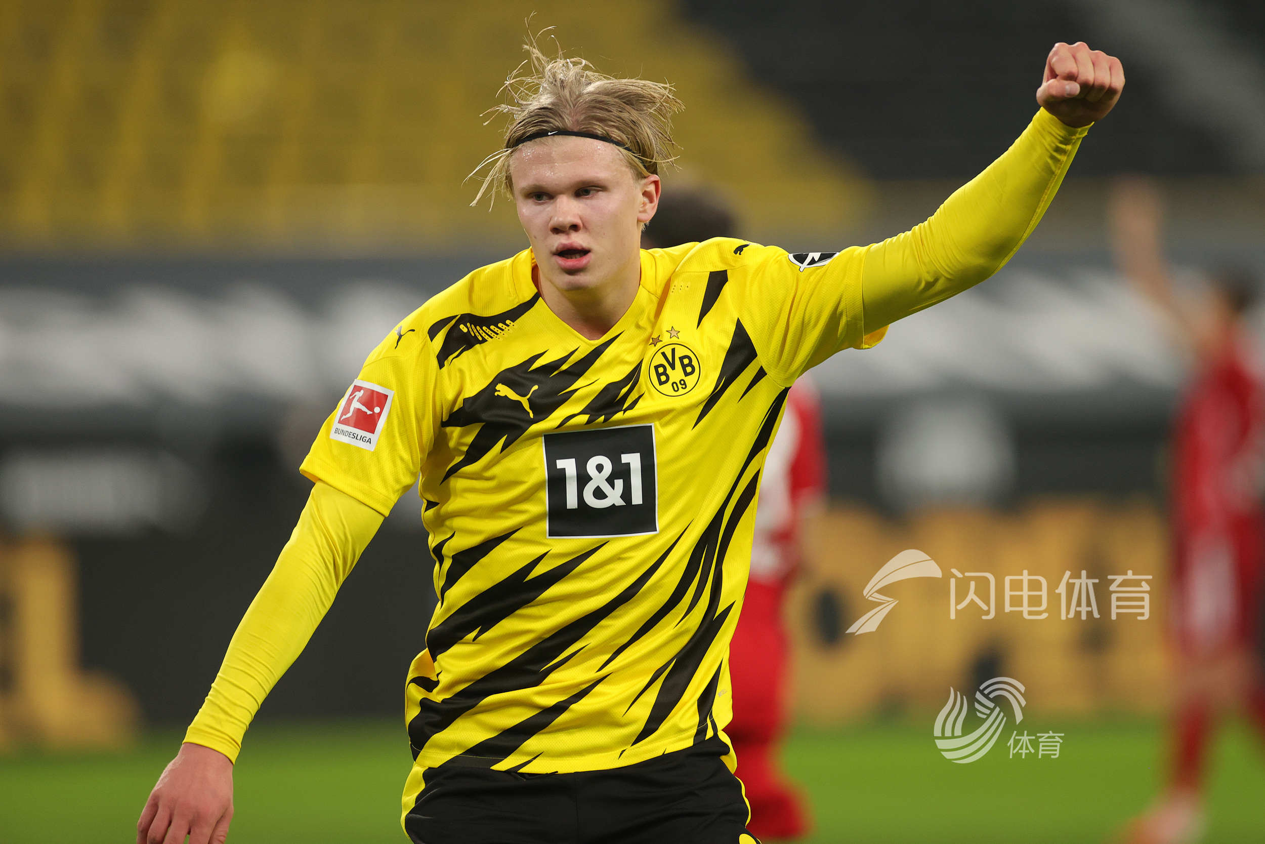 从埃夫勒街区到足球界巅峰：记登贝莱和乌帕梅卡诺的友谊（埃夫勒到足坛之巅：登贝莱与乌帕梅卡诺的同路传奇）