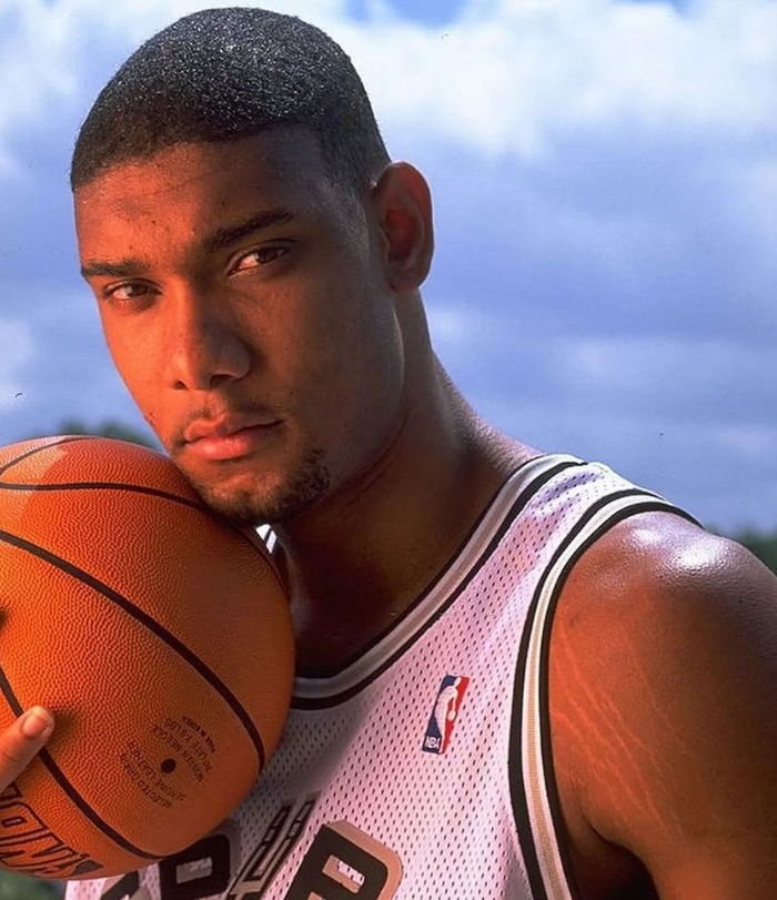 凯恩闪电帽子戏法，拜仁5-0横扫斯图加特，重回巅峰！（凯恩上演闪击帽子戏法，拜仁5-0大胜斯图加特，王者归来）