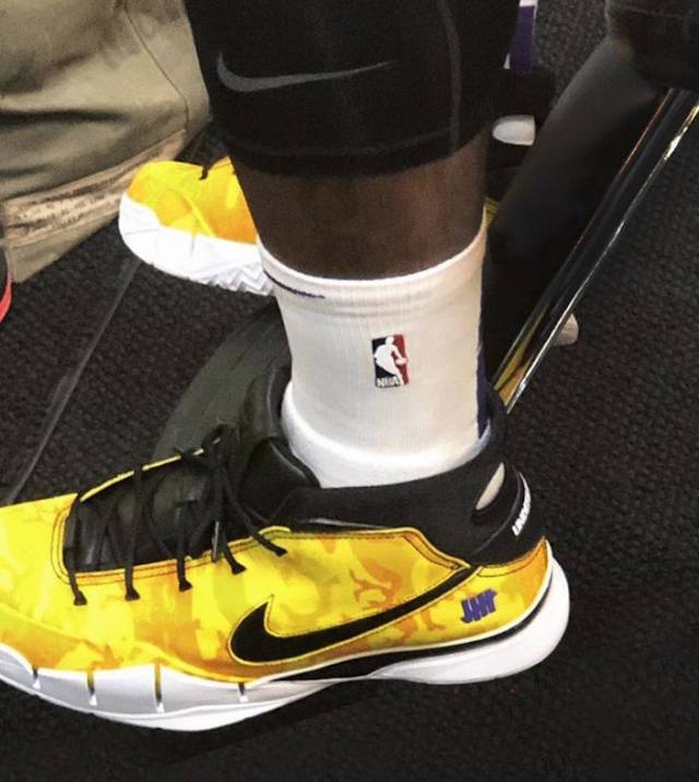 圣保利主帅调侃凯恩：去年他踢我们那脚射门，球现在还在飞吧（圣保利主帅打趣凯恩：去年那脚对我们射门，球至今还在飞）